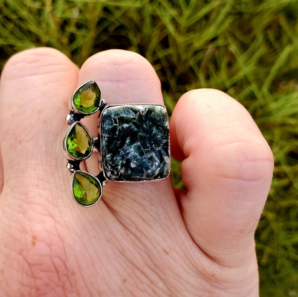 New Seraphinite & Peridot Silver Ring. - Picture 10 of 12